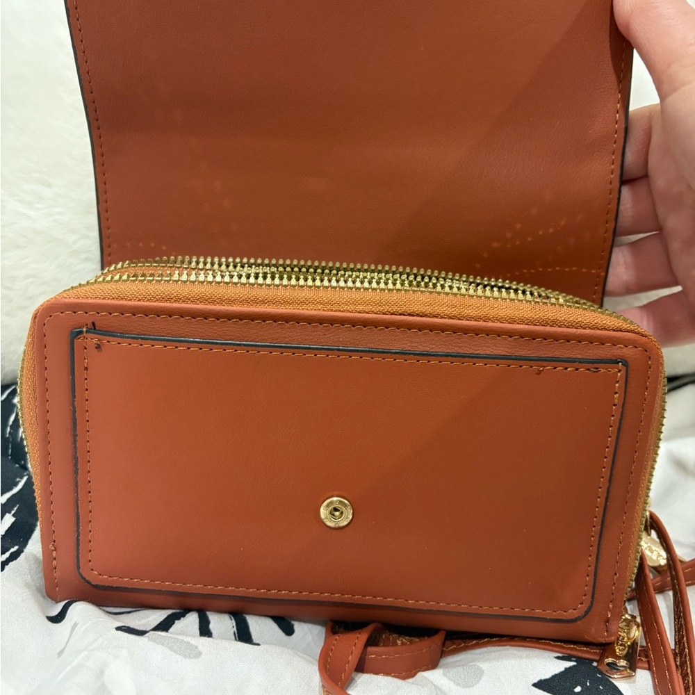 NWOT Women's Tan Crossbody Bag, several pockets for all your needs. Never used - Picture 4 of 11